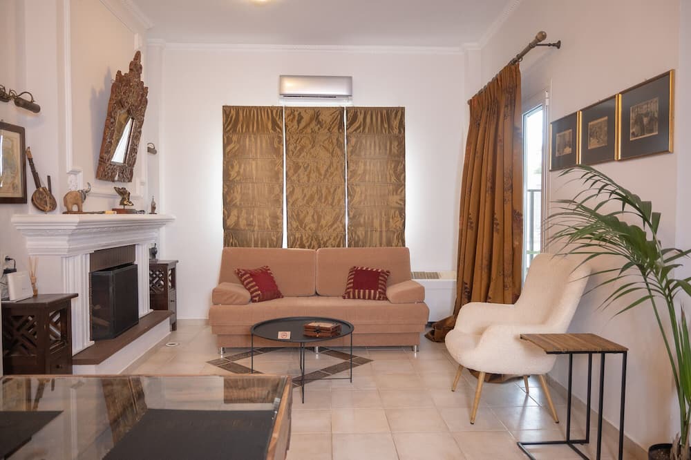 Korinthos Apartment | Apartment 'Unique Near The Beach' with Shared Terrace, Wi-Fi and Air Conditioning