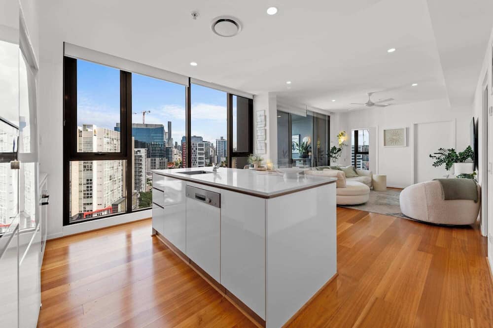 Newstead Apartment | Modern Panoramic Luxury in Fortitude Valley