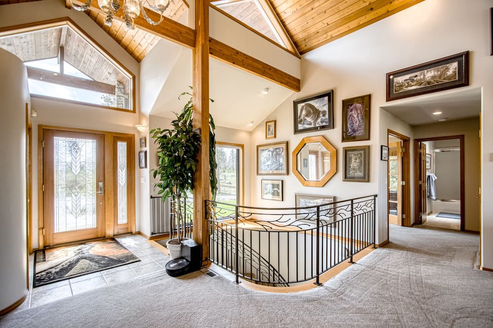 Cheney House | Vast countryside house with wide-ranging views, double deck, bar, & fireplaces