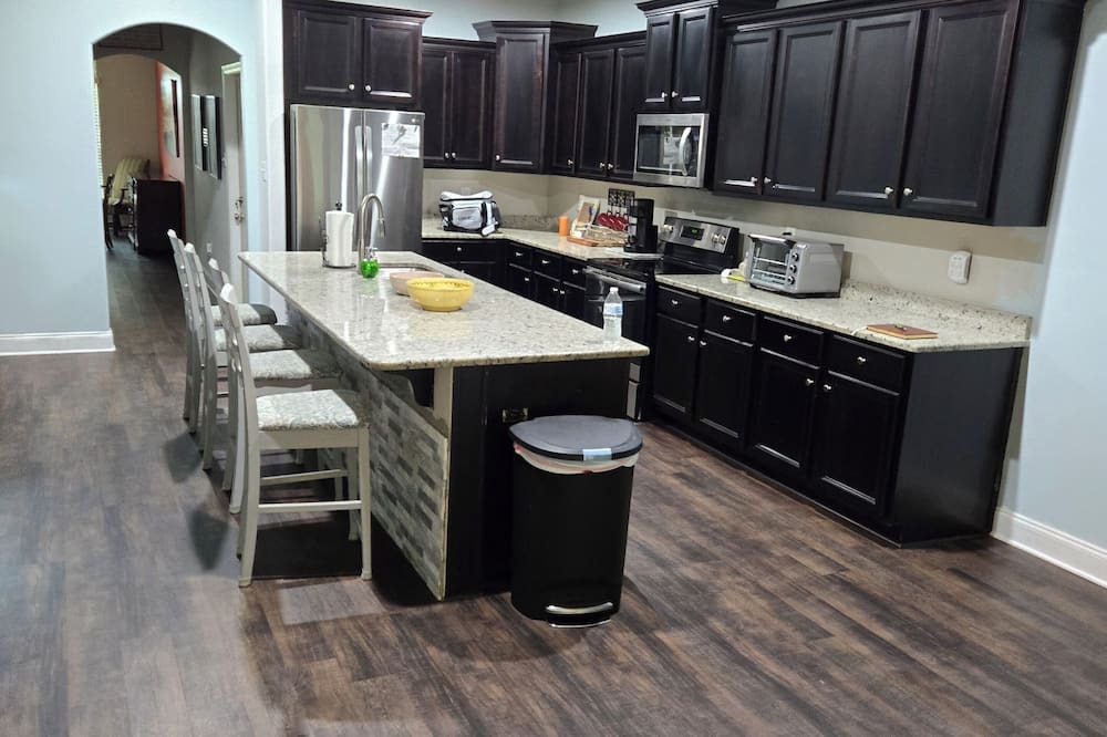 Gulfport House | 5 bedroom 3 full baths 6 miles from the beach.