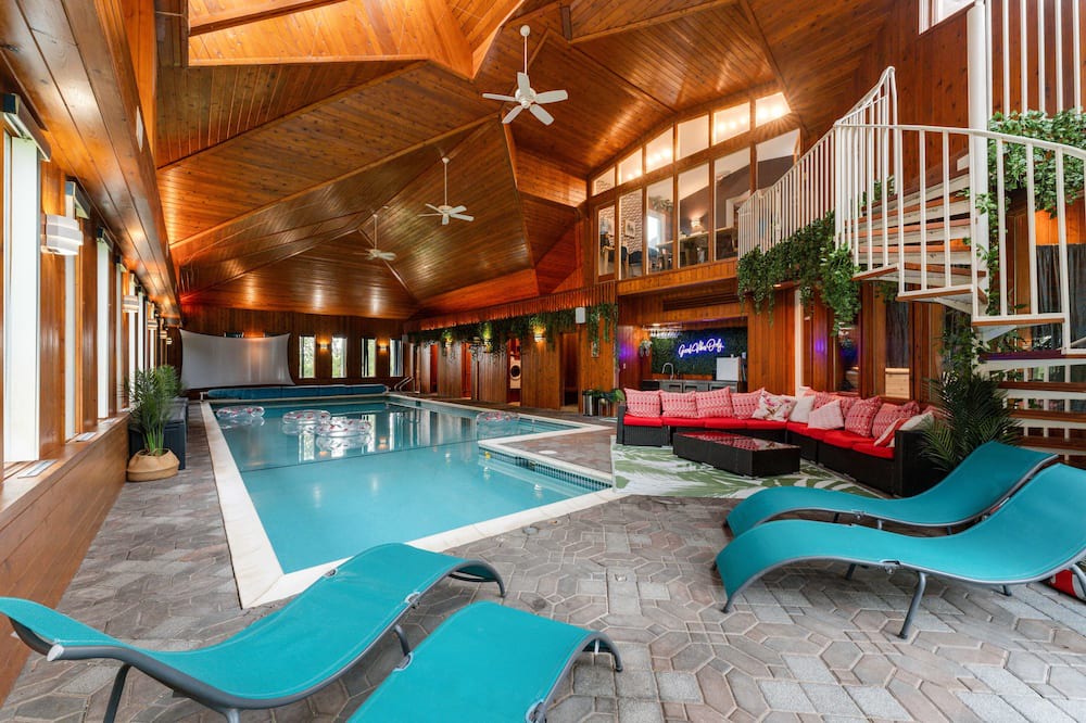 Munster Hamlet - Richmond House | 8000+ sq ft MANSION with indoor pool for 20+ guests! The Sens old Party House!