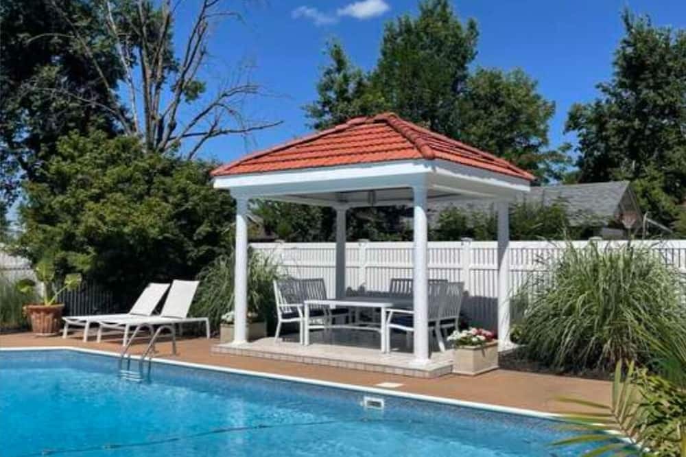 Fulton House | This edifice is stunning, historic and absolutely in a cool state . It has pool.