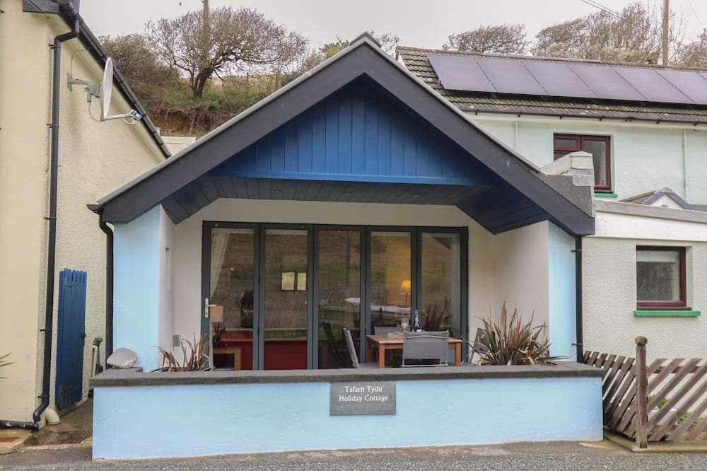 Llandyssiliogogo Cottage | TAFARN TYDU, pet friendly, character holiday cottage in Cross Inn