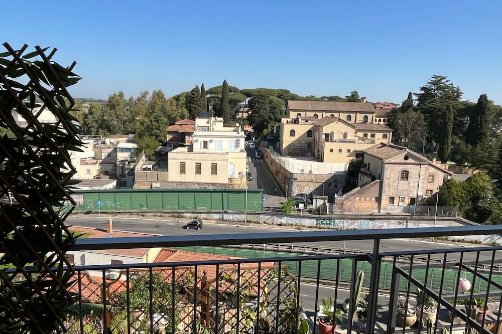 Monteverde Nuovo Apartment | Apartment 'Whitecate - Attico A Roma' with Private Terrace, Wi-Fi and Air Conditioning