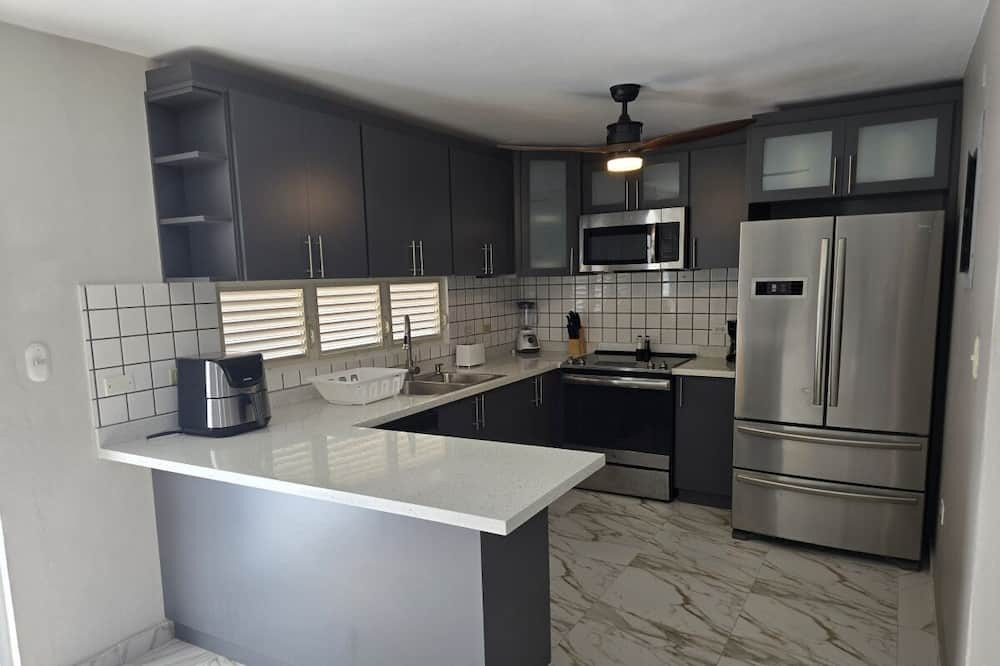 Los Paseos de Dorado House | Stylish and Elegant Derado, Double Gated communty pool tennis court 10 person cap