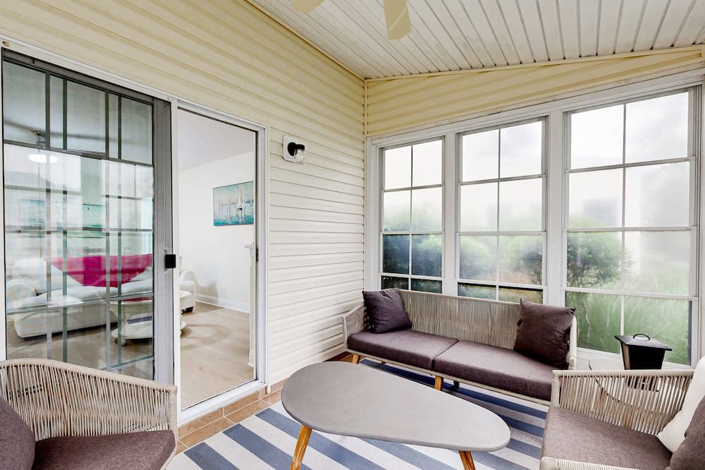 Keys Of Marsh Harbor House | Keys of Marsh Harbor townhome with pool/tennis access, private patio & fireplace