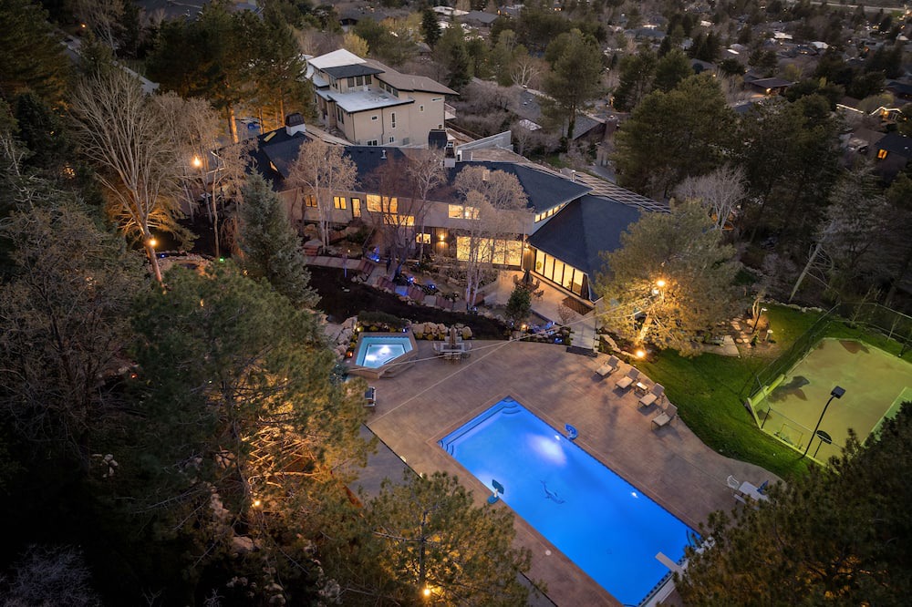 Olympus Cove Villa | Secluded Retreat for 17+ / Heated Pool & Pickleball