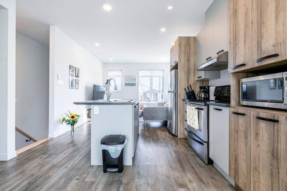 Longueuil House | Fancy 3BDR Townhouse with free Parking close to DT MTL/Olympic/Old-Port/F1