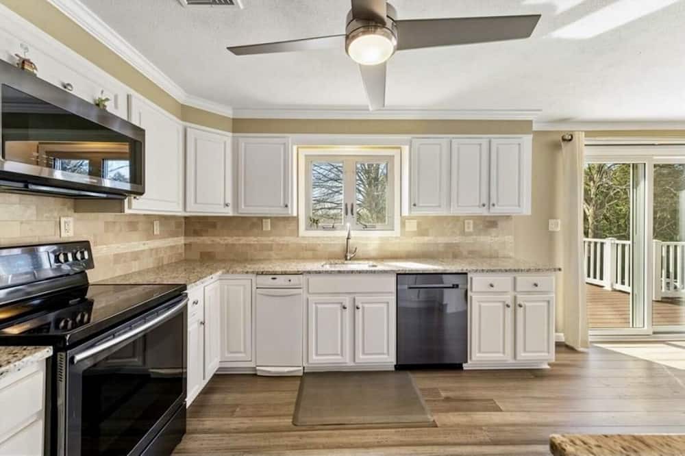 Cranston House | Simple, quiet, luxurious 3 floor house minutes from malls and airport