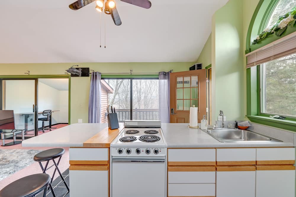Bennington Apartment | Charming Bennington Studio w/ Deck & Mountain View