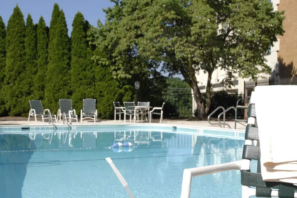 Rockville House | Convenience Near I-270: Non-Smoking Rooms, Free Parking