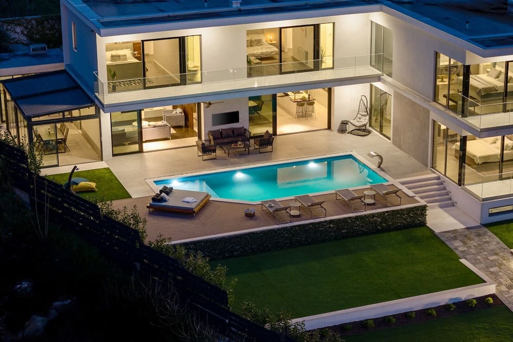 Podstrana Villa | Large private estate 700 feet from the beach featuring a 36 sqm heated private pool, 5 cozy en suite bedrooms, seven bathrooms, and 3 separate kitchen areas