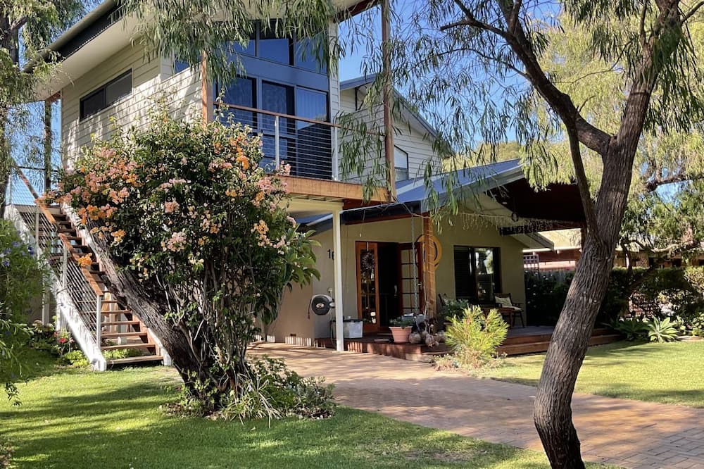 Abbey Apartment | Moana Roa Beach Stay