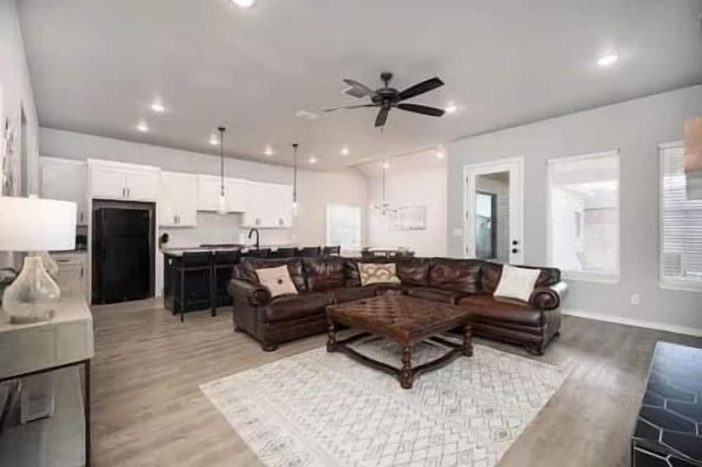 Lubbock House | Modern Uptown - 4BR/2BA - New Construction