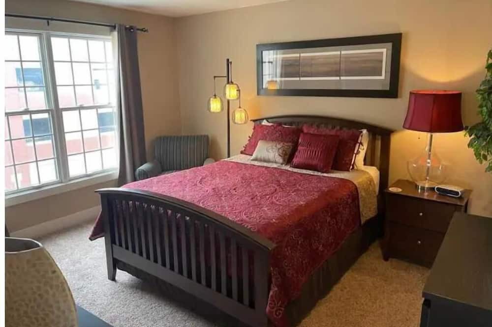 Golden House | Heart of Golden: 3BR with Garage