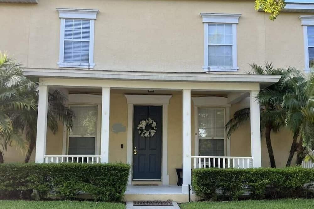 Windermere House | Windermere Two Bedroom Updated Townhouse Water View,Close to Disney, A+ Location