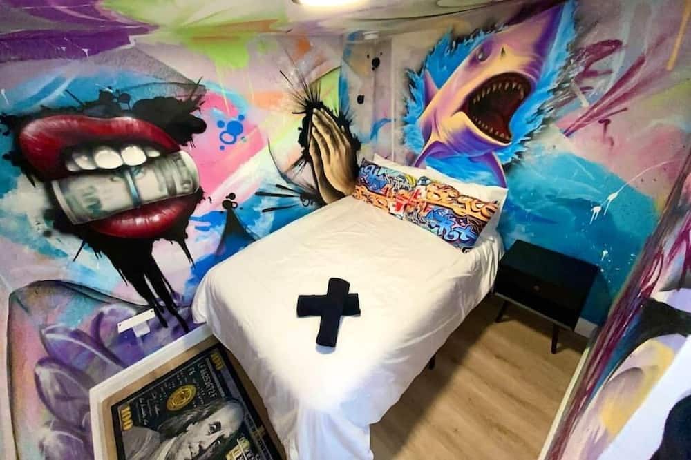 Wynwood Art District House | Cozy & Colorful Miami Art Canvas w/HotTub & Murals