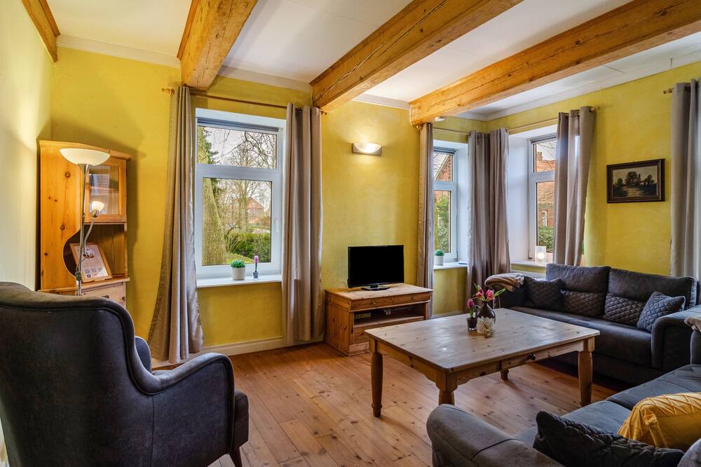 Oldersum Apartment | Apartment 'Gulfhof Oldersum Dachgeschoss' with Shared Terrace, Shared Garden and Wi-Fi