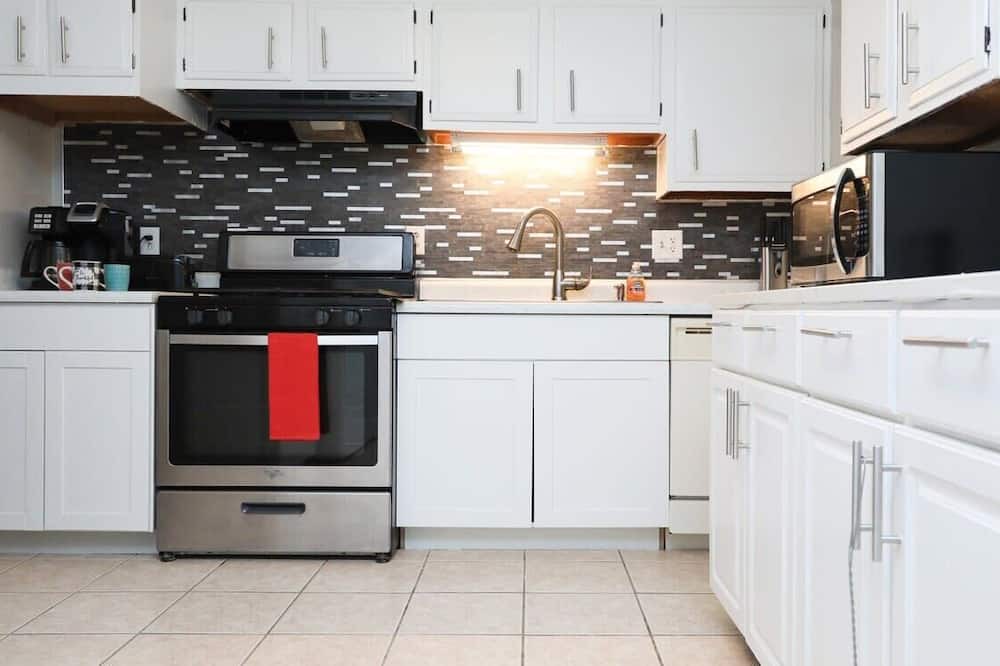 Sunrise Acres House | Cozy Colors Modern Family Friendly-3 days
