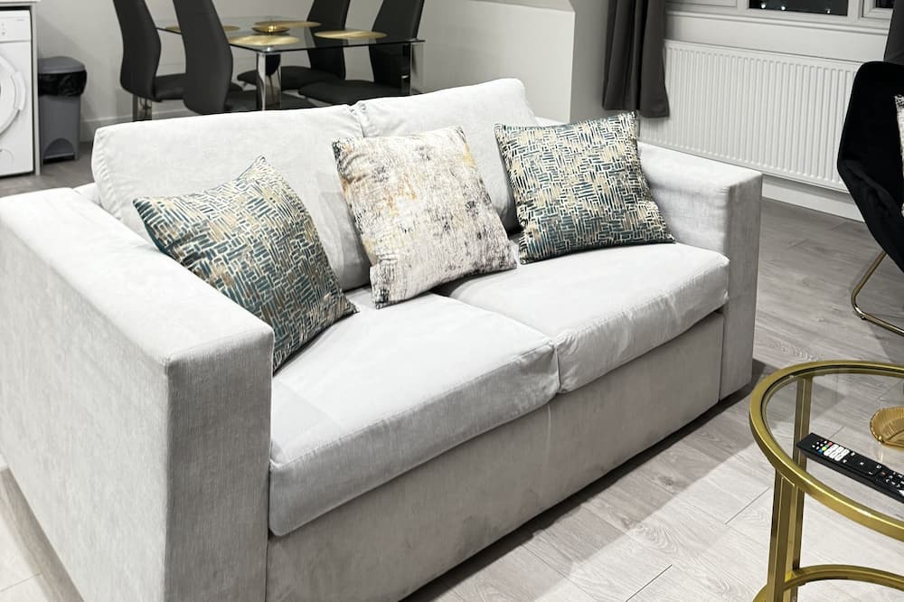 Stanwell Apartment | Serene Oasis Near Heathrow Airport