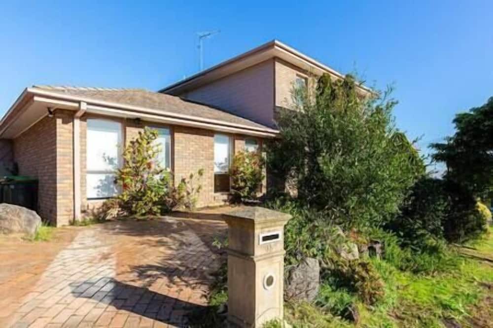 Frankston South House | MVC13 Oceanview 4B2B Two-story House with Big Balcony!