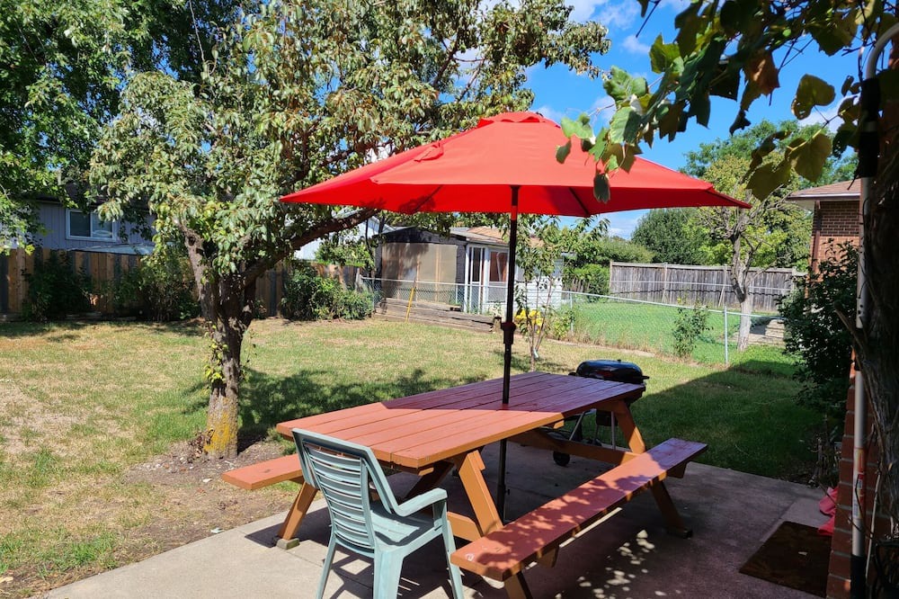 Malton House | SPACIOUS, INDEPENDENT ONE BEDROOM SUITE 10 MINUTES FROM THE PEARSON AIRPORT.