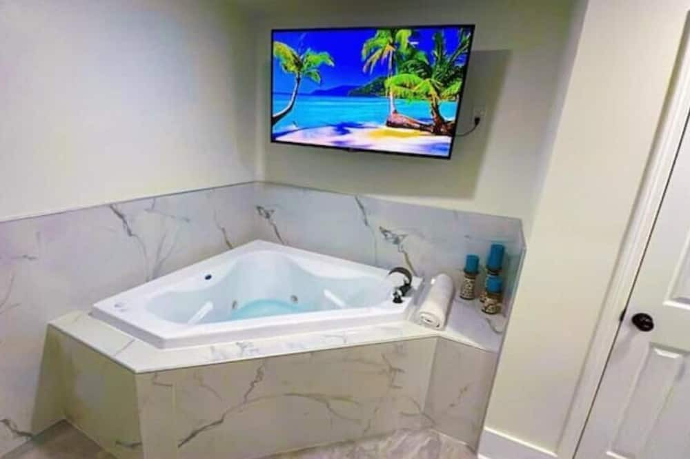Houston Apartment | Luxury Studio-Apt w/ Jacuzzi 8 mi from IAH