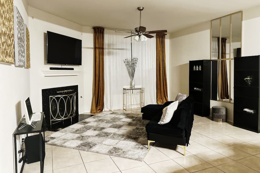 Grand Prairie House | Stylish home, close to attractions, and lots of space. Perfect for large groups!