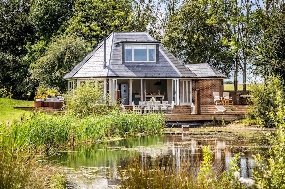 Pulborough Cabin | A tranquil Boathouse tailor-made for couples seeking a luxurious getaway.