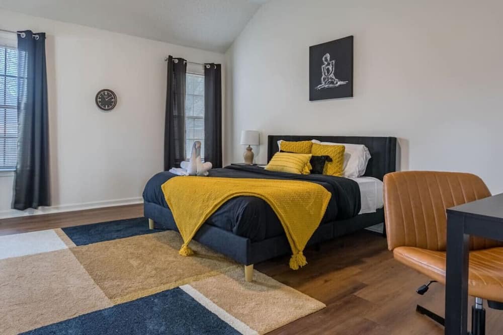Ellendale House | The Queen Bee Suite: Work & Relax Retreat (C)