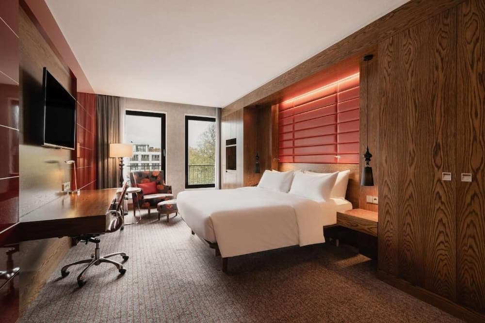 The Hague Center House | Unwind and Indulge In Our Oasis! Pet-friendly Property!