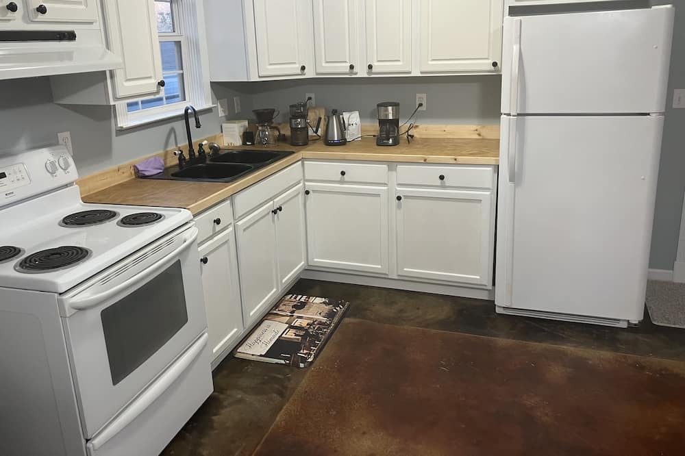 Pheba House | Cozy 1-bedroom house in charming West Point with AC, WiFi