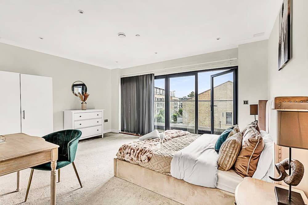 Syon Apartment | Brentford Penthouse T