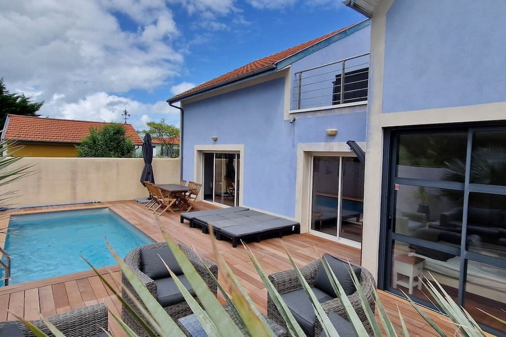 Port District House | Spacious house with swimming pool close to the beach