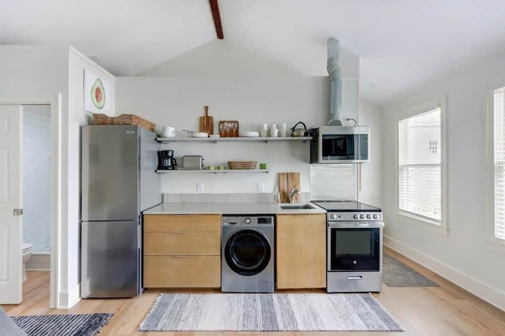 Kayton - Frazier Area Apartment | The Nest on Duffy Lane, Fresh | Modern | Parking
