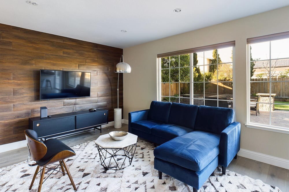 Pleasanton House | Modern and relaxed living w/office, huge backyard. Corner lot with R/V parking.