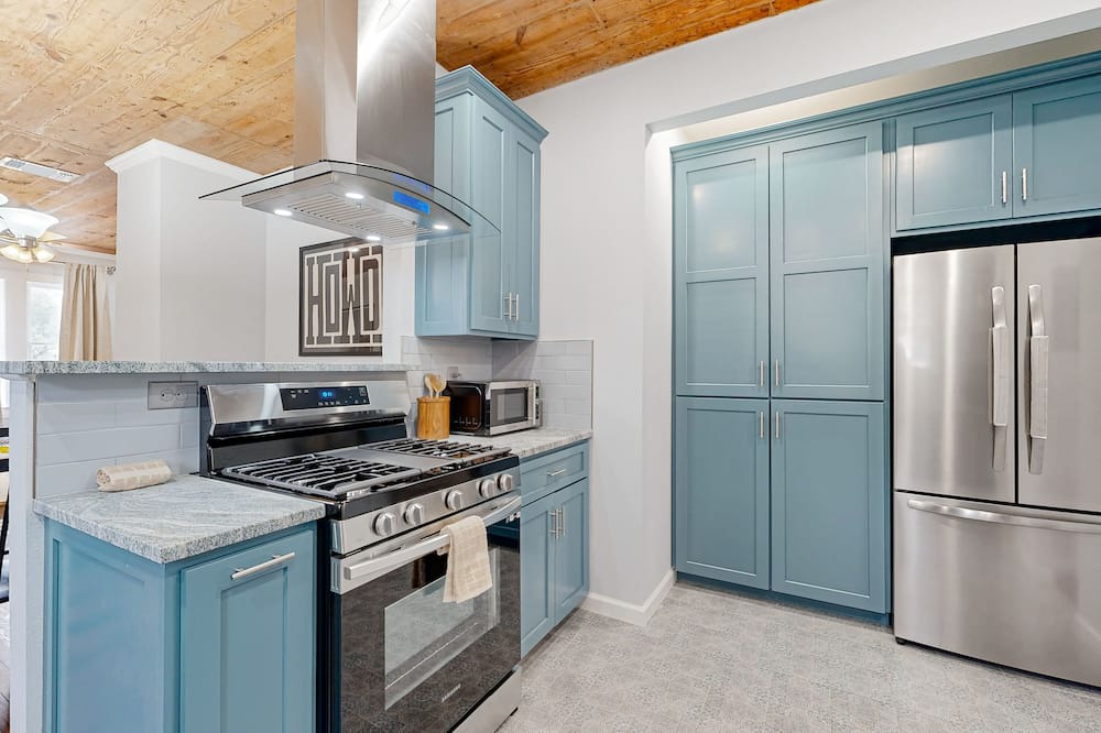 Highland Park House | Adorable retreat with a full kitchen, large yard, washer/dryer, central AC