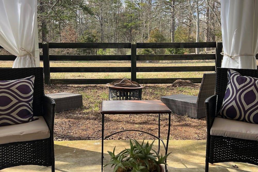 Charlottesville Cottage | Wine Country Cottage in charming Charlottesville /Ivy VA - WiFi AC Pets Welcome