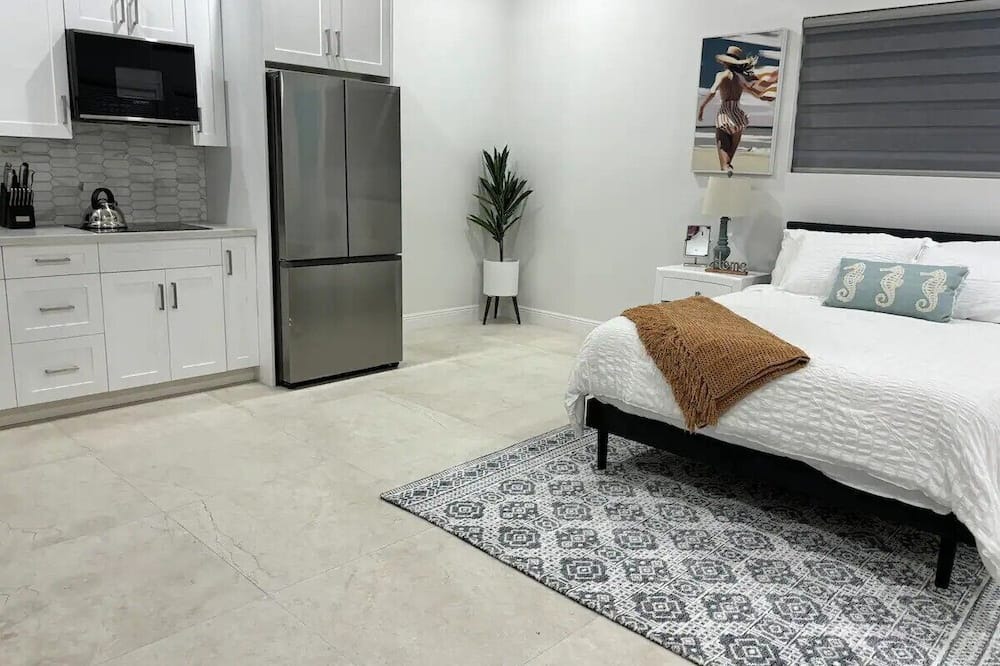 Downtown Nassau Cottage | Tranquil secluded studio w/ Pool and WiFi, AC in charming Nassau