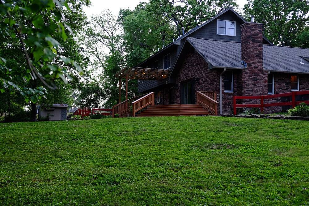 Benton County House | Scarlett Manor: Your Exclusive Escape & Event Oasis - Tailored to You!