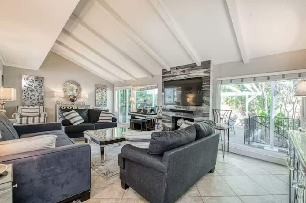 Mission Viejo House | 4Br/3Ba Gem in So. Orange County! Enjoy Lake & Pool Access. Your perfect retreat
