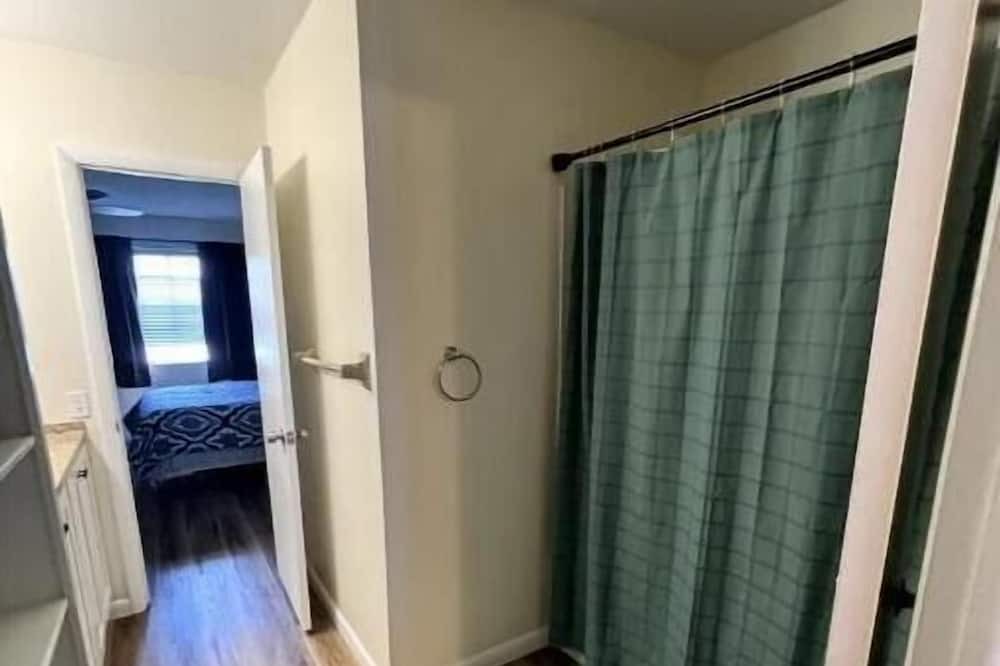 Melbourne House | New Renovated, Big Spaces, Near Everything, Unit 2