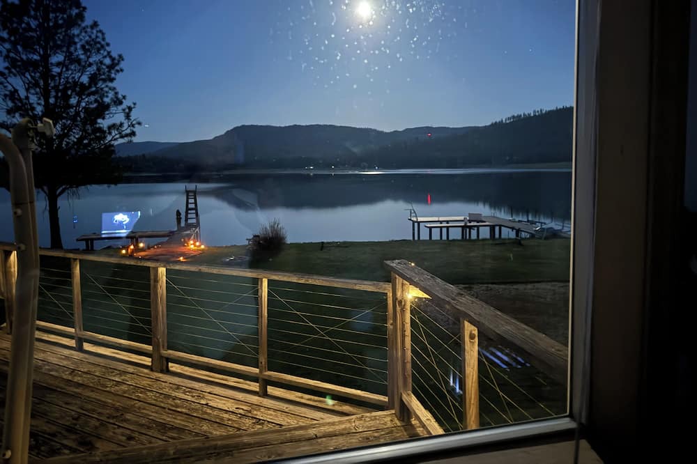 Sandpoint House | Quiet secluded waterfront home.