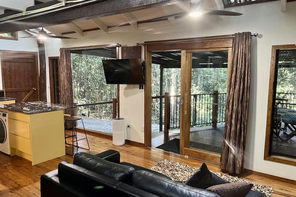 Malanda Cabin | Figtree Getaway Tree house Spa cabin king bedroom plus loft 2 bedroom