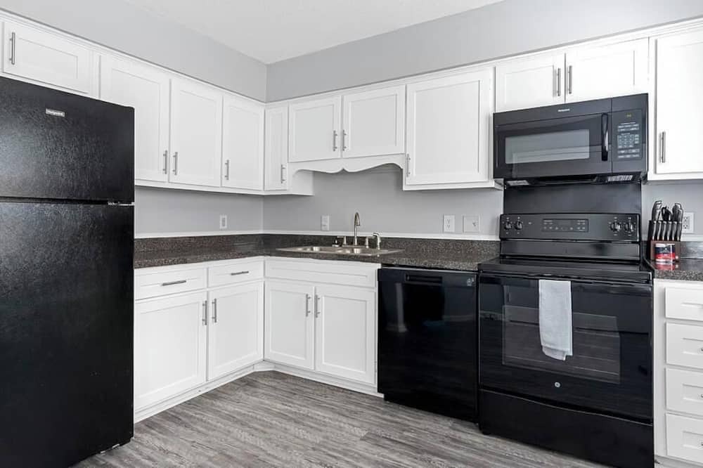 High Point Apartment | Landing at Oakview Terrace Townhomes - 2 Bedrooms in Downtown High Point