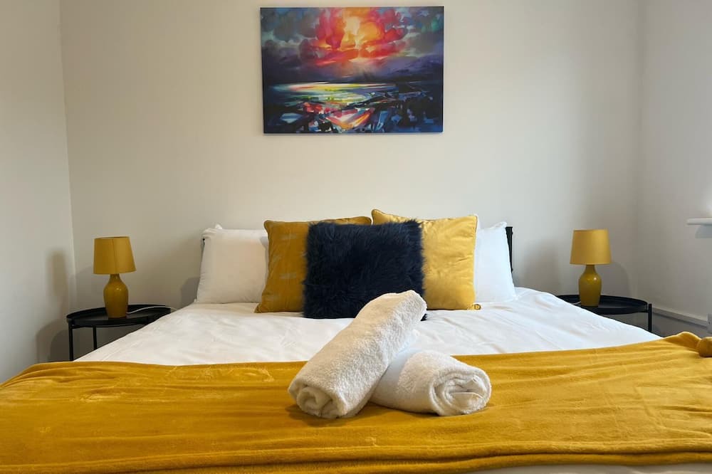 Pontprennau House | Village House in St Mellons - Close to A48 and M4 Motorway