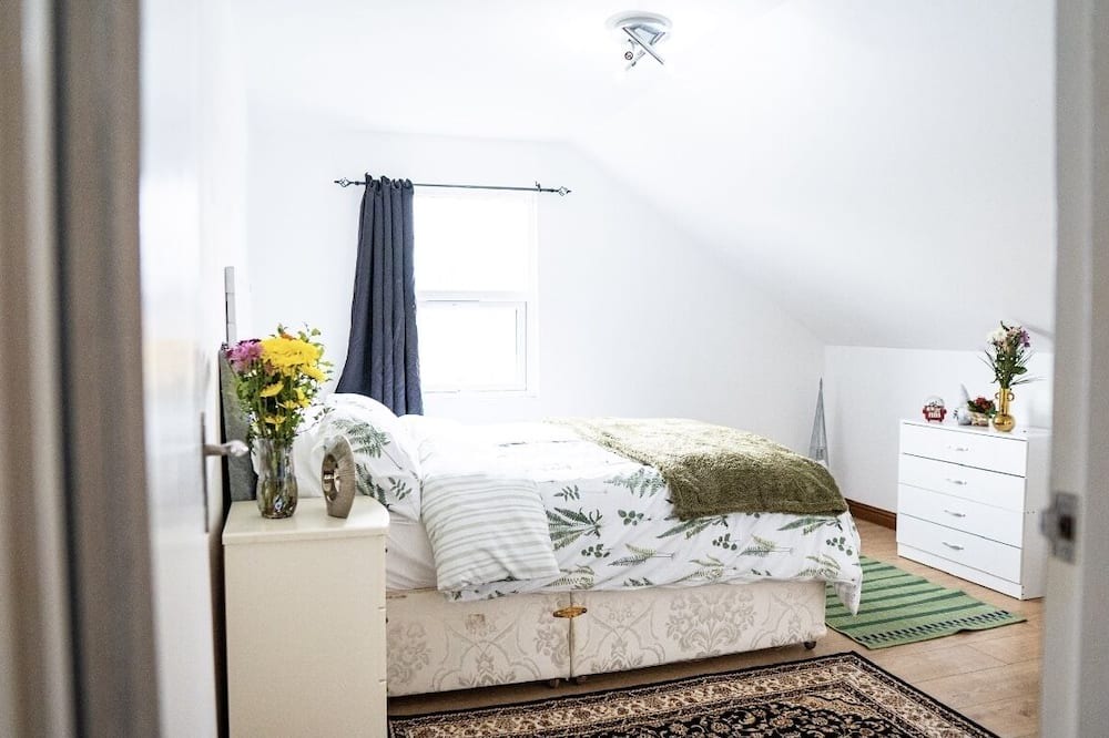 Tooting Apartment | 2bed cozy flat, 5mins from Wimbledon stadium with many food shops below!