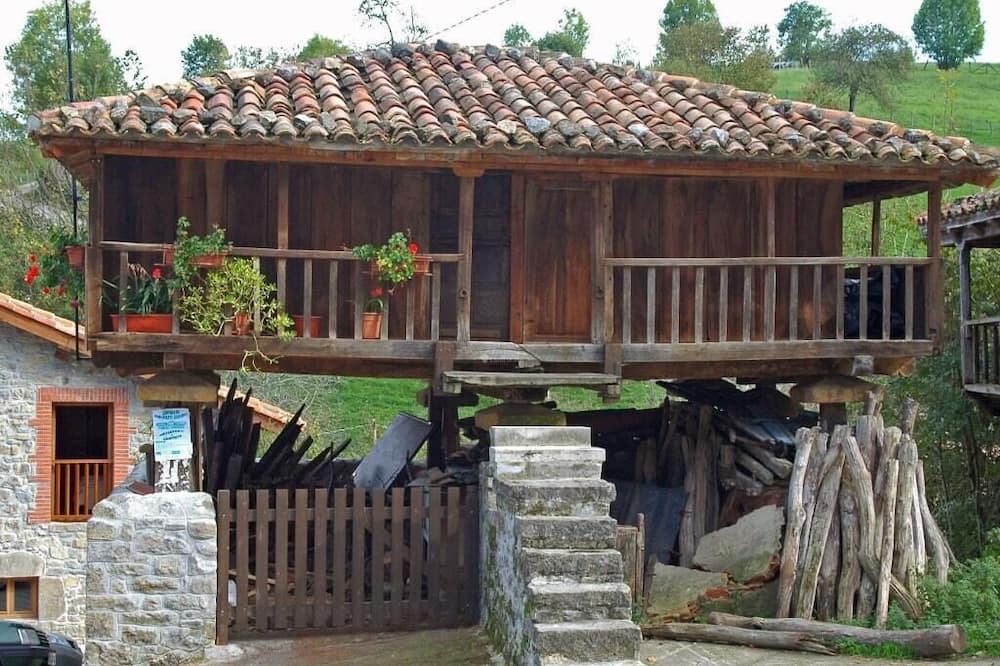Bobia de Abajo House | Holiday Home 'La Corte Del Rondiellu 1' with Mountain View, Private Terrace and Wi-Fi