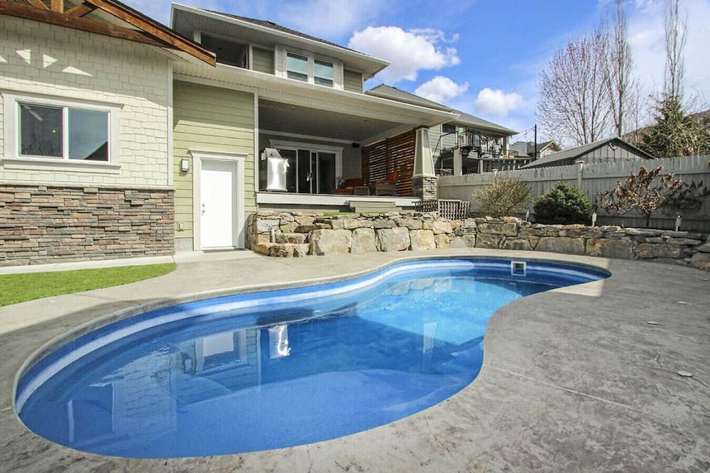 Southwest Mission House | Elegant Kelowna Retreat: Heated Pool, 4BR, AC, BBQ