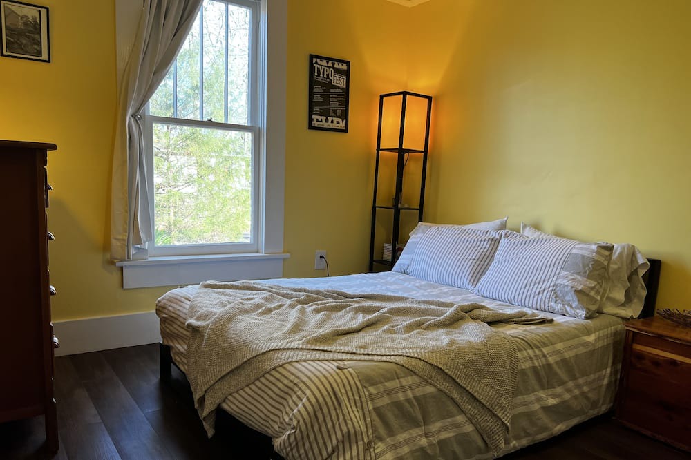 Hattiesburg Cottage | Bright and cozy space to rest in the heart of Hattiesburg.